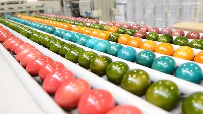 Versteckte Käfig-Eier kommen ins Regal.