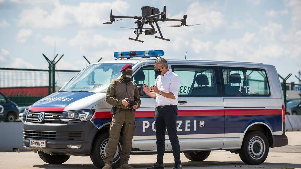 Innenminister Karl Nehammer setzt Drohnen verstärkt im Kampf gegen illegale Migration ein