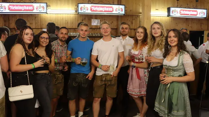 Die Landjugend St. Georgen feierte diesen warmen Sommerabend ebenfalls beim Fest der FF Ettendorf.