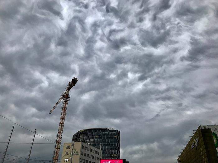 Dunkle Wolken Mittwochmittag über Graz
