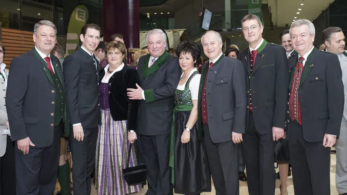Seine Premiere am Grazer Bauernbundball feierte Außenminister Sebastian Kurz - hier mit seinem Regierungskollegen Andrä Rupprechter, Marianne und LH Hermann Schützenhöfer, Anna und LR Hans Seitinger, Bauernbund-Direktor Franz Tonner und LR Anton Lang (er ist übrigens als einziger nicht von der ÖVP)