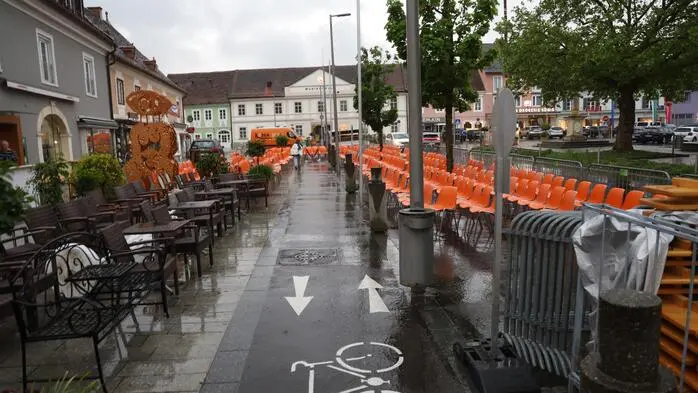 Die auf dem Feldbacher Hauptplatz geplante „Prinz & Engel Retro“-Modenschau musste wegen Regen in die Citypassage verlegt werden