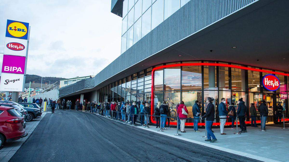 Zahlreiche Kunden warteten schon vor 7 Uhr auf die Hervis-Eröffnung