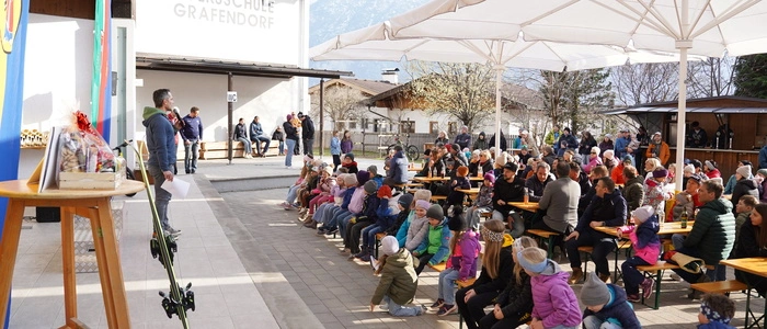 Bei der Gesamtsiegerehrung in Gaimberg lauschen die Kinder den Worten der Verantwortlichen