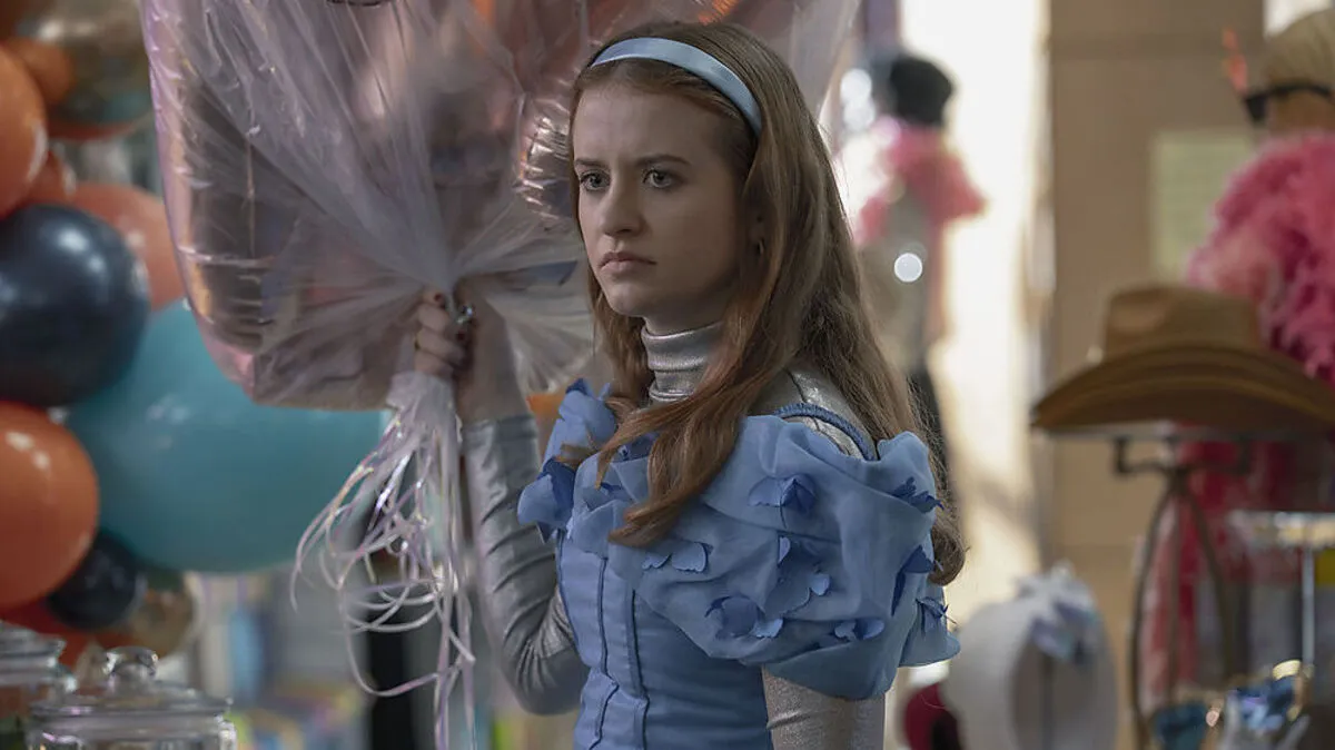 25 und noch immer keine Superkraft: Jen (Máiréad Tyers)