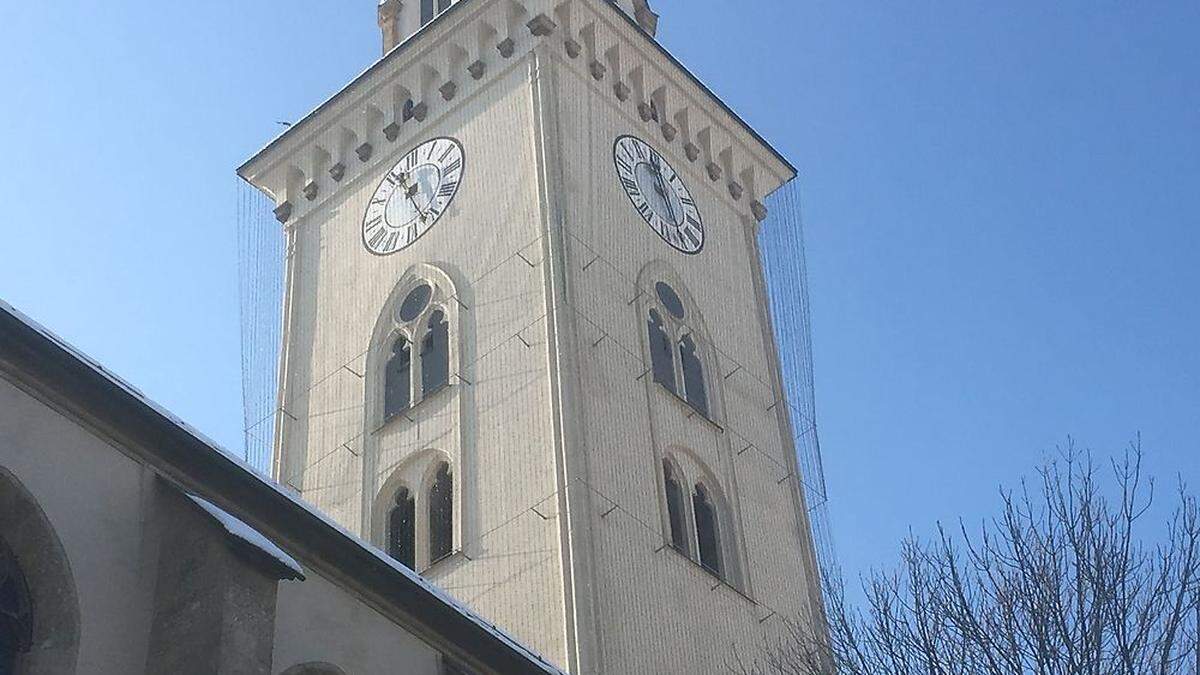 Am Stadtpfarrturm hängen noch immer zwölf Kilometer Lichterstränge