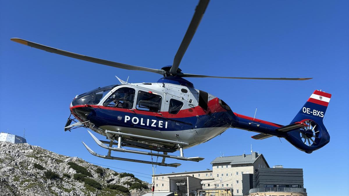 Per Hubschrauber und Quad werden die Mannschaften ins Suchgebiet gebracht