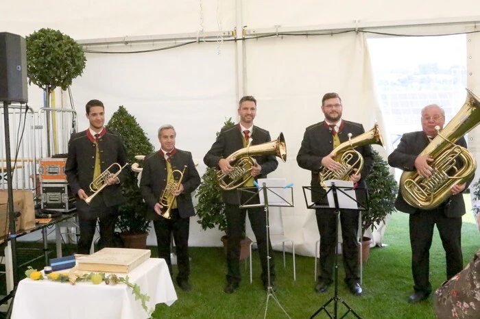 Im Rahmen einer Feierstunde wurde am Montag die neue Volksschule (VS) Hörzendorf in Unterbergen nahe der Bezirkshauptstadt ihrer Bestimmung übergeben. 