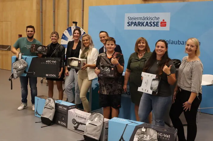 Die vier Gewinnerinnen und Gewinner des Emmi-Laden-Gewinnspiels holten ihren Preis, einen E-Scooter, ab.