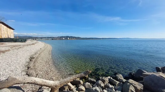Der Strand der Marina Nova in Monfalcone, den die neben Grado gelegene italienische Stadt Monfalcone ab Mitte September für 15 Jahre Red Bull anvertraut, ist recht beschaulich.