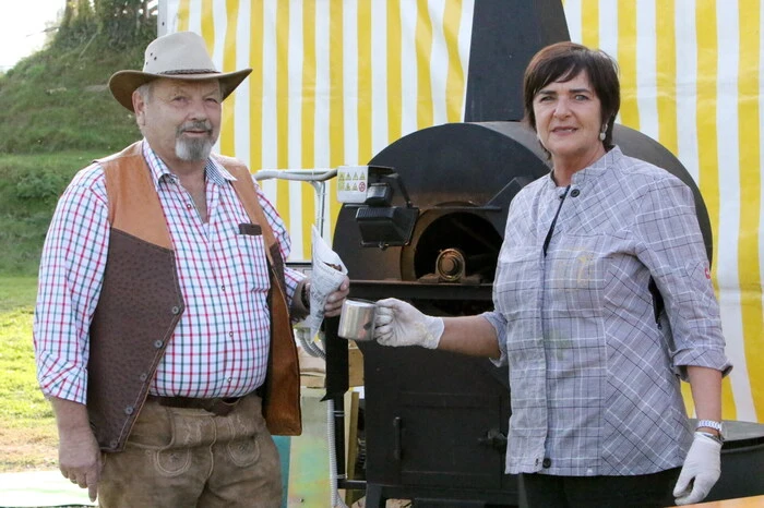 Die Rede ist vom allseits bekannten "Radlerstop" der Familie Evelin und Franz Leitgeb (Foto) nahe der "Jacques Lemans-Arena" in Unterbergen bei St. Veit. 