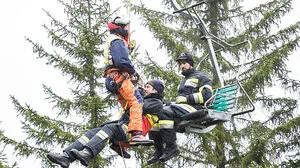 Wegen eines Stromausfalles stand der Lift still, die "Skifahrer" mussten aus 15 Metern Höhe geborgen werden 