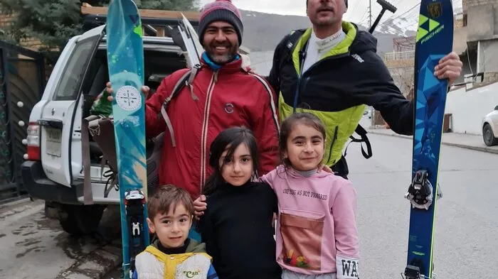 Markus Gauster mit dem lokalen Guide Omer Chomani und dessen Familie, wo der Kärntner auch untergebracht war.