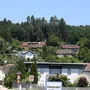 Über dem Gasthof Stossier (gelbes Haus, oben) soll die Sendeanlage errichtet werden.