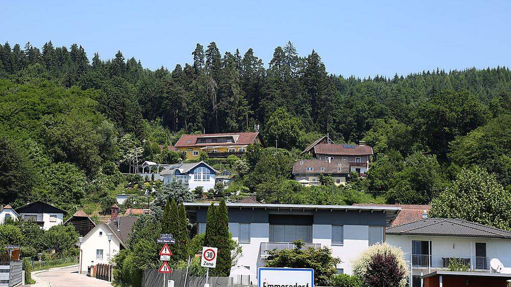 Über dem Gasthof Stossier (gelbes Haus, oben) soll die Sendeanlage errichtet werden.