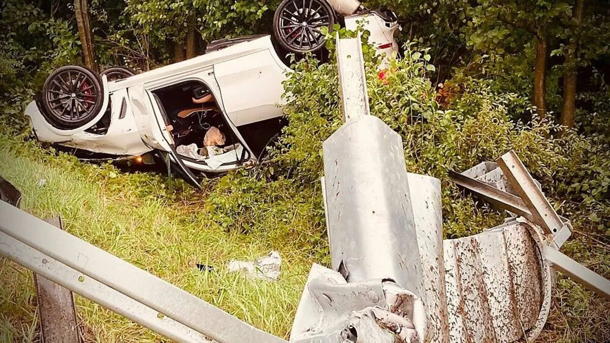 Der Pkw landete nach einem Überschlag im Straßengraben
