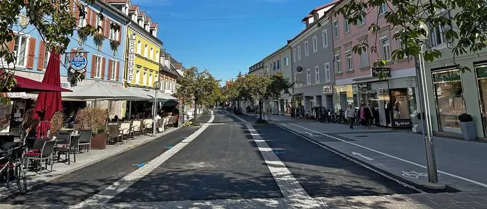 In drei Etappen wurde der Pflasterbelag erneuert, das Projekt wurde aufgrund zusätzlicher Arbeiten teurer als geplant
