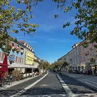 In drei Etappen wurde der Pflasterbelag erneuert, das Projekt wurde aufgrund zusätzlicher Arbeiten teurer als geplant