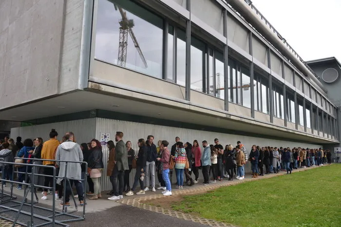 Die Schlange wuchs am Vormittag kontinuierlich an. Nach und nach wurden die Leute eingelassen