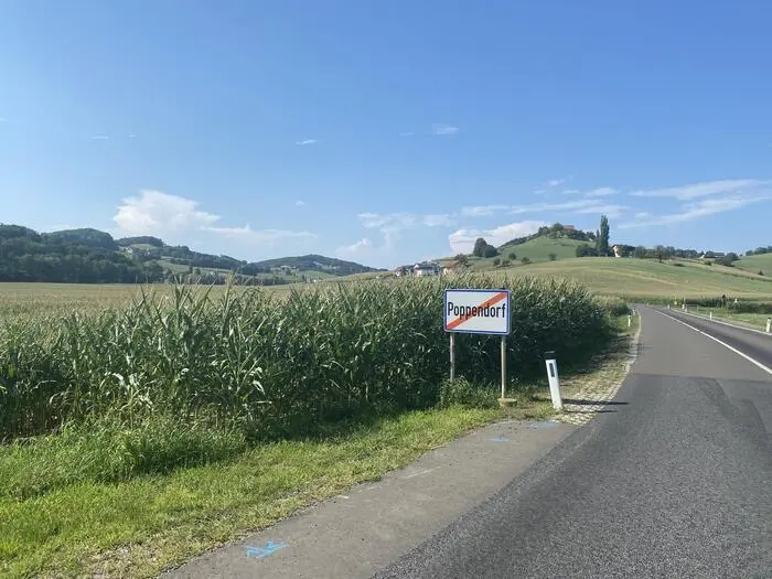 Um abseits der Hauptverkehrsrouten den Bezirk zu durchqueren, radeln immer wieder deutsche Urlauber durch Poppendorf und haben dabei ihren Spaß