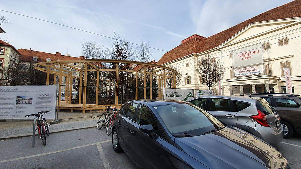 Kein Freiheits-, sondern vielmehr ein Parkplatz war und ist der Freiheitsplatz. Jetzt pflanzt Markus Jeschaunig mit dem Breathe Earth Collective Bäume im Kultur-Pavillon