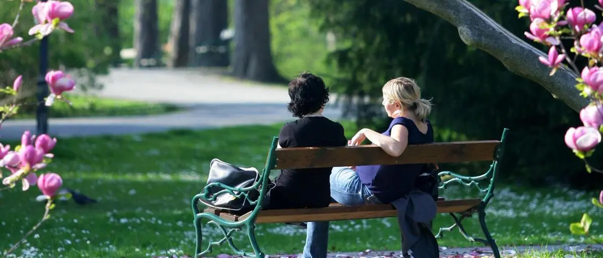 Die Plauderbankerl sollen nicht nur Einsamkeit bekämpfen , sondern auch dazu beitragen, dass Menschen ungezwungen ins Gespräch kommen und soziale Kontakte knüpfen (Sujetbild)