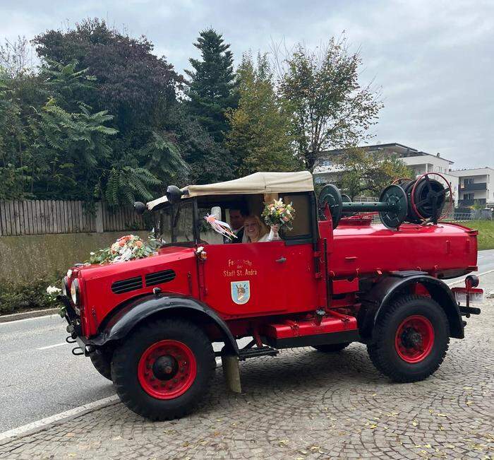 Birgit Schlacher und Matthias Hartl im ersten Tankwagen der Freiwilligen Feuerwehr St. Andrä