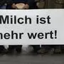 ABD0005_20160520 - ARCHIV - Bauern halten am 23.03.2016 ein Transparent mit der Aufschrift "Milch ist mehr wert"" vor dem Logistikzentrum Mittelelbe des Einzelhandels-Discounters Norma in Magdeburg (Sachsen-Anhalt). Angesichts immer weiter fallender Milchpreise kommen Vertreter der Milchbauern, Erzeugergemeinschaften und der Molkereien am Freitag in Dresden bei Agrarminister Schmidt (CDU) zu einem Branchentreffen zusammen. Foto: Jens Wolf/dpa (zu dpa «Branchentreffen zur dramatischen Lage der Milchbauern» vom 20.05.2016) +++(c) dpa - Bildfunk+++