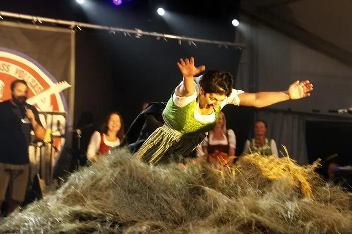 Zuschauermagnet im vollen Festzelt war natürlich das Dirndlspringen in ein Strohbecken. 