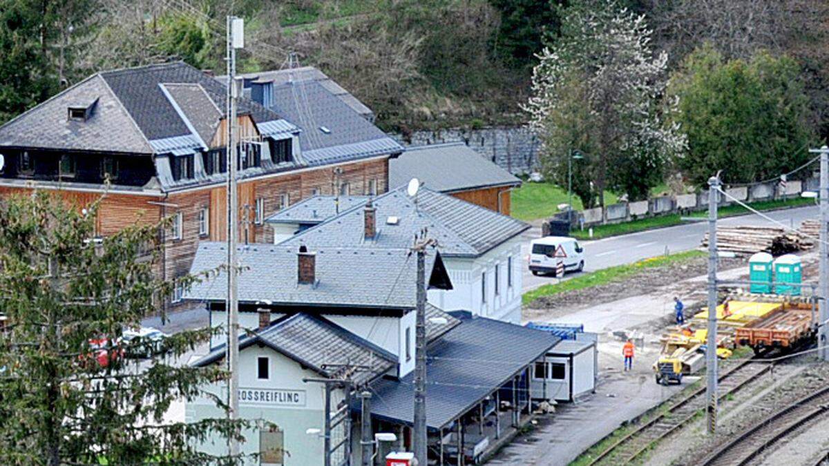 Auf engem Raum beisammen: ÖBB-Verladebahnhof und Tourismusbetrieb (hinten)