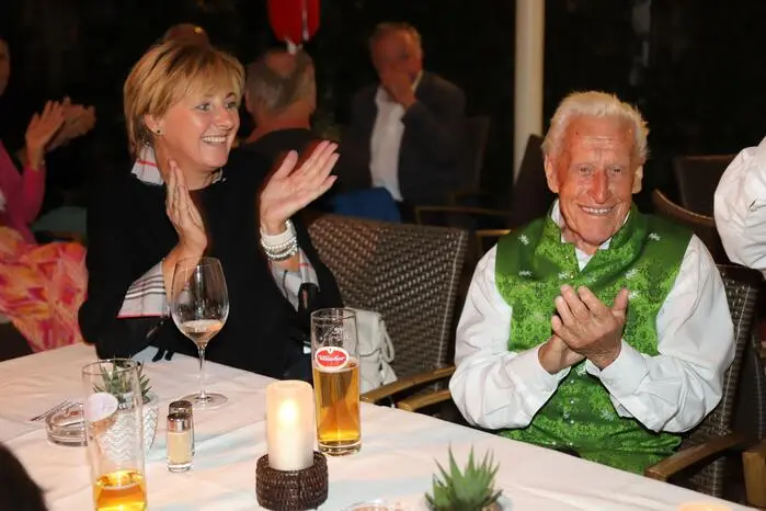 Es war eine enorm gute Stimmung und bis auf den letzten Platz voll. Dabei wurde es auch fleißig mitgesungen. Damit will man die alte Tradition des gemeinsamen Singens in Kärnten wiederbeleben. Es soll auch eine Wiederholung geben!