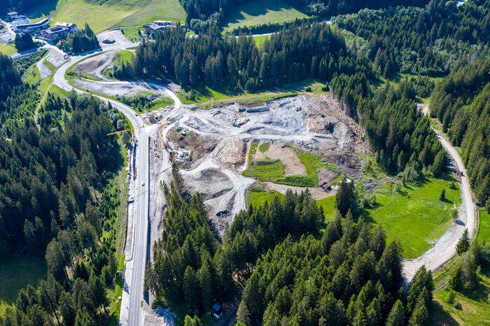 Die Baustelle des Chalet-Großprojektes, Six Senses Kitzbühel Alps, aus der Vogelperspektive am Pass Thurn in Mittersill (Juni 2020)