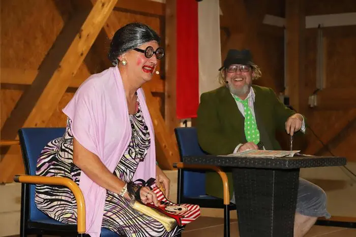 Als Höhepunkt des Kabarettabends  Andreas Fischer und Willi Wurzer alias „Andy und Willie“ als „Der Tschentsche und seine Henriette“ vom Althofener Fasching.