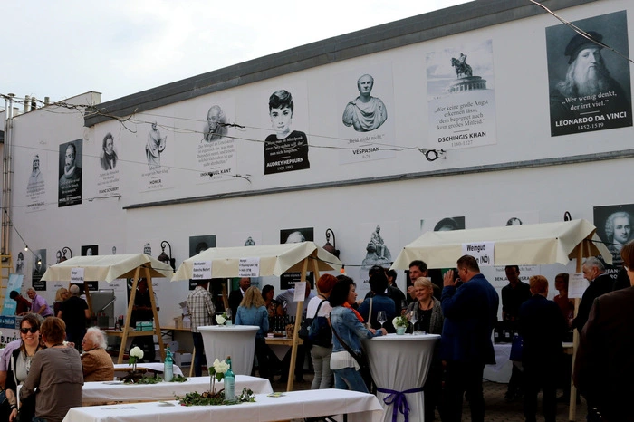 Die neue Zitatenpassage im ehemaligen Schwarzlhof war die große Überraschung beim Weinfest.