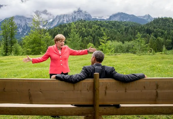 ABD0014_20240717 - ELMAU - DEUTSCHLAND: ARCHIV - 08.06.2015, Bayern, Elmau: Die damalige Bundeskanzlerin Angela Merkel (CDU) spricht mit dem damaligen US-Präsidenten Barack Obama bei der G7-Konferenz 2015 auf einer Wiese bei Schloss Elmau vor der Wettersteinspitze. (zu dpa: «Altkanzlerin Merkel feiert 70. Geburtstag im privaten Kreis») Foto: Michael Kappeler/dpa POOL/dpa +++ dpa-Bildfunk +++. - FOTO: APA/dpa POOL/Michael Kappeler
