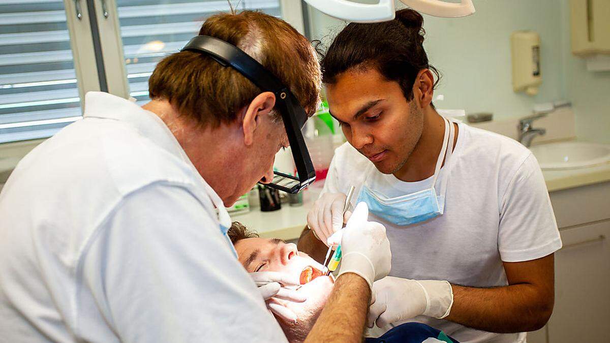 Zahnarztassistent in Ausbildung: Für junge Asylwerber wie Naim fordert die Wirtschaft eine Gesetzesänderung, damit es zu keiner Abschiebung kommt