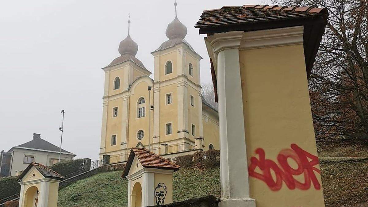 Die Beschmierungen werden entfernt