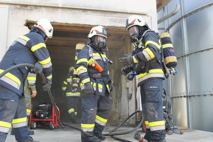 Ein Übergreifen der Flammen auf angrenzende Objekte konnte verhindert werden. Durch das Feuer und Löschwasser wurden jedoch zwei Tonnen Futtermittel vernichtet beziehungsweise unbrauchbar.