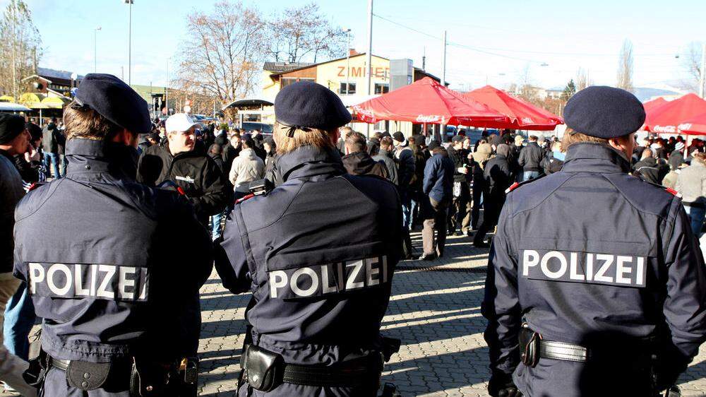Polizeieinsatz vor dem Fußballstadion in Liebenau