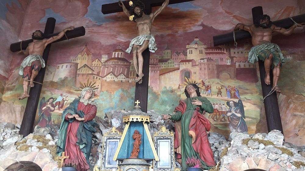 Eine geschnitzte Kreuzigungsgruppe dominiert den Altar der Kalvarienbergkapelle in Millstatt