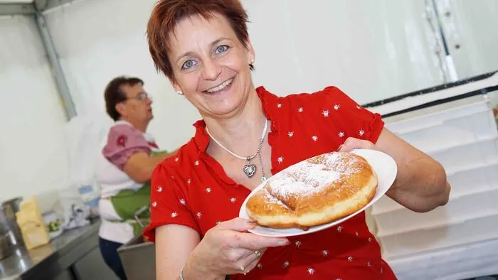 Frischgebackene Krapfen aus „Sissy´s siaßer Frische-Marktbäckerei“ waren der Renner am Kolomonimarkt.