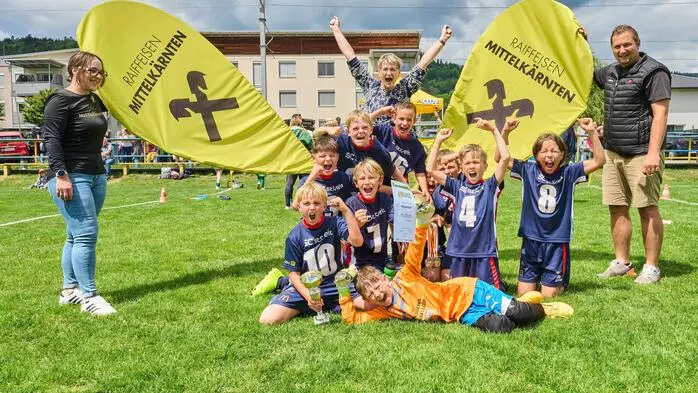 Die Burschen der VS Hörzendorf jubeln über den Sieg im Bezirksfinale