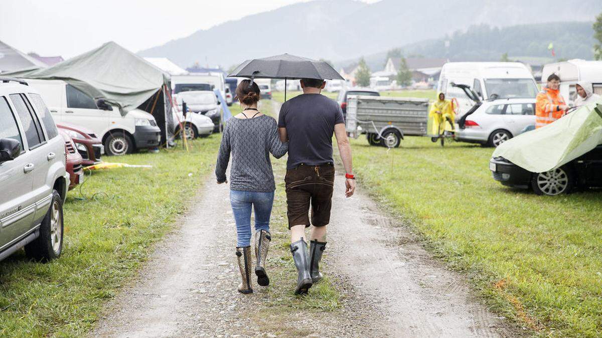 Regenschirm und Gummistiefel im Gepäck steht dem MotoGP-Vergnügen nichts im Wege