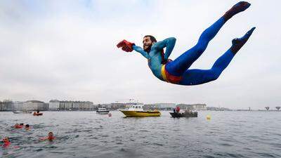 TOPSHOT-SWITZERLAND-CHRISTMAS-SWIMMING-OFFBEAT