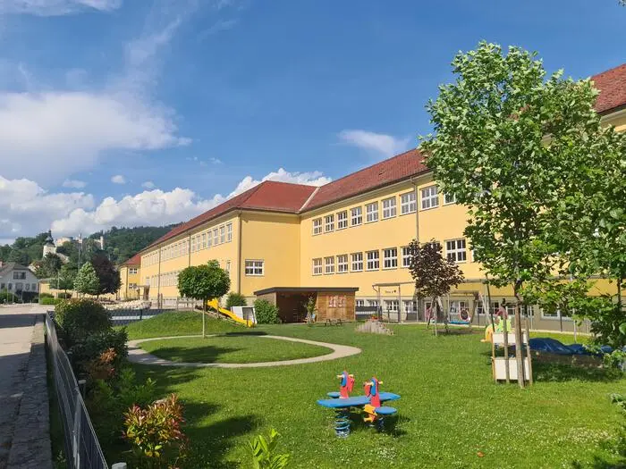 In der Volksschule Bildungswelt Wolfsberg wird die Beleuchtung umgestellt