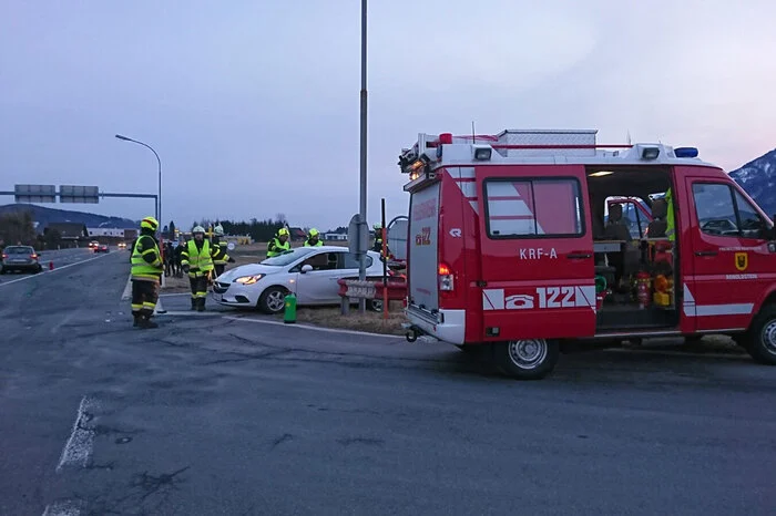 Drei Personen wurde bei dem Unfall verletzt. Zwei davon wurden in den Fahrzeugen eingeklemmt.
