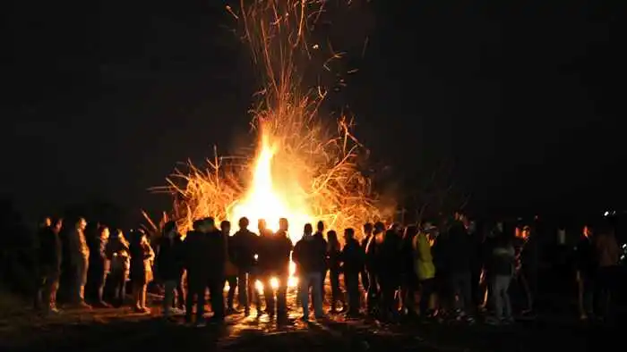 Schon ab 19 Uhr brannte der Osterhaufen, in der Nacht entfaltete er seine volle Wirkung.