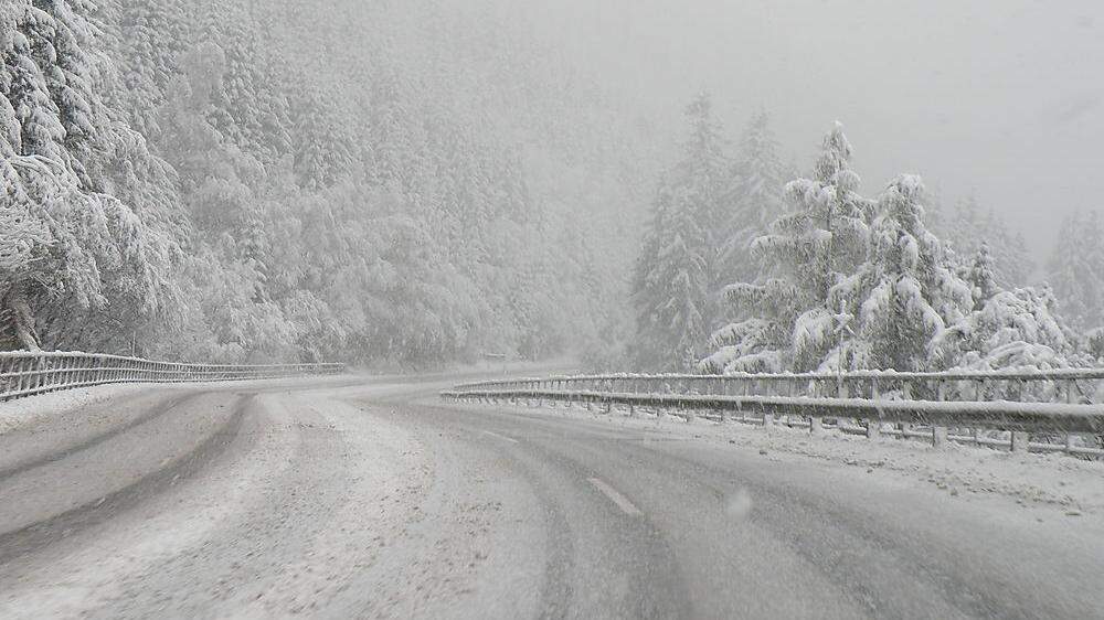 Bei starkem Schneefall und schneebedeckter Fahrbahn kam es in Trofaiach zu einem Verkehrsunfall (Sujetfoto)
