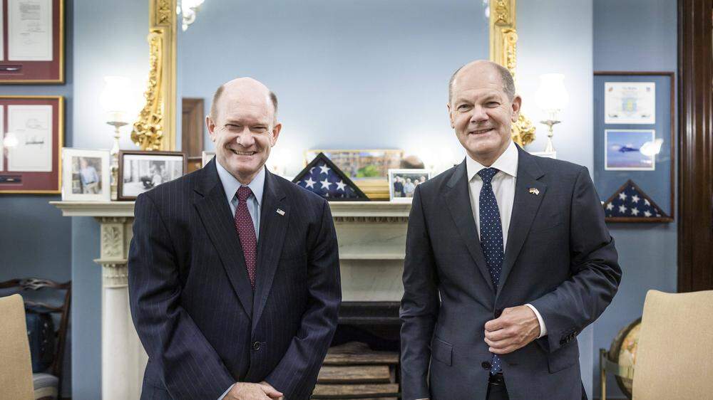 Der deutsche Bundeskanzler Olaf Scholz (rechts) und der US-Senator Chris Coons (links) sehen sich zum Verwechseln ähnlich