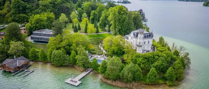 Das Schloss Reifnitz mitsamt grauem Appartementhaus im Mai 2025